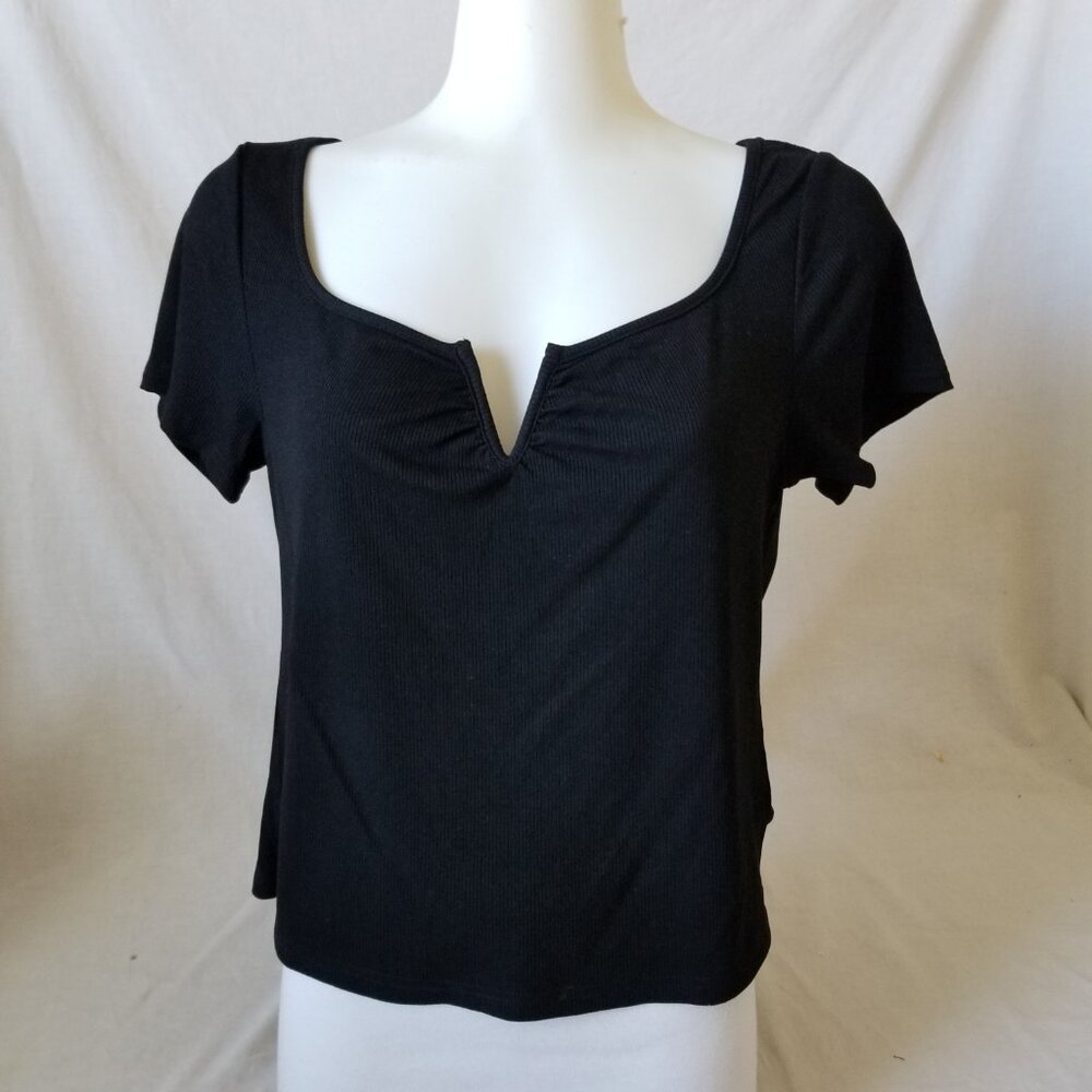 NWT! Kistore Short Sleeve Black Crop Top with Scoop/Ruched V-Neckline - Medium